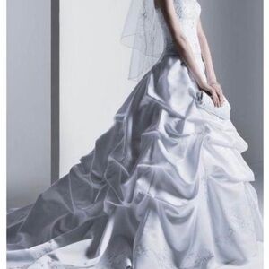 Oleg Cassini wedding dress. Size 6, ivory. New with tags